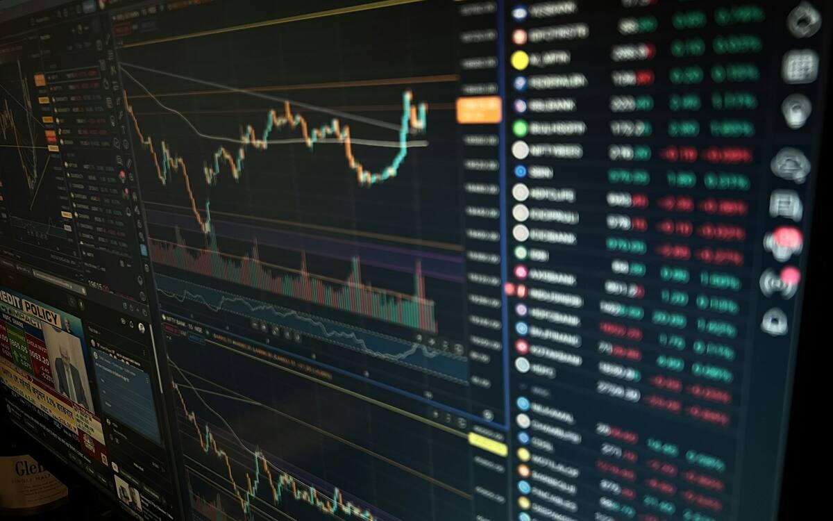 加密货币交易终端界面，左侧 K 线图与右侧币种行情列表